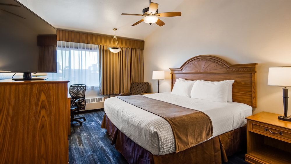 Standard Room, 1 King Bed, Non Smoking, Refrigerator & Microwave
