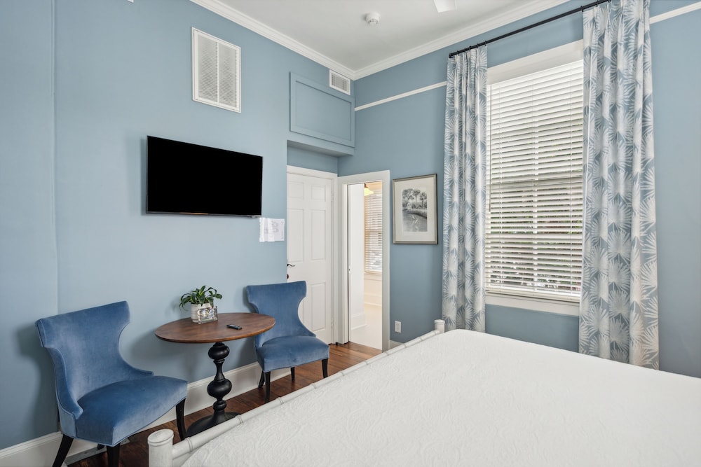 Premium Room, 1 King Bed (Not Pet Friendly) photo 2