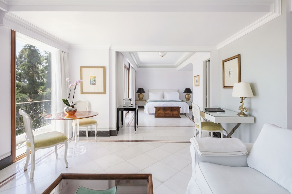 Suite (Danai)