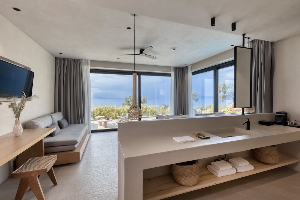Junior Suite, 1 Bedroom, Private Pool, Sea View - Photo 2