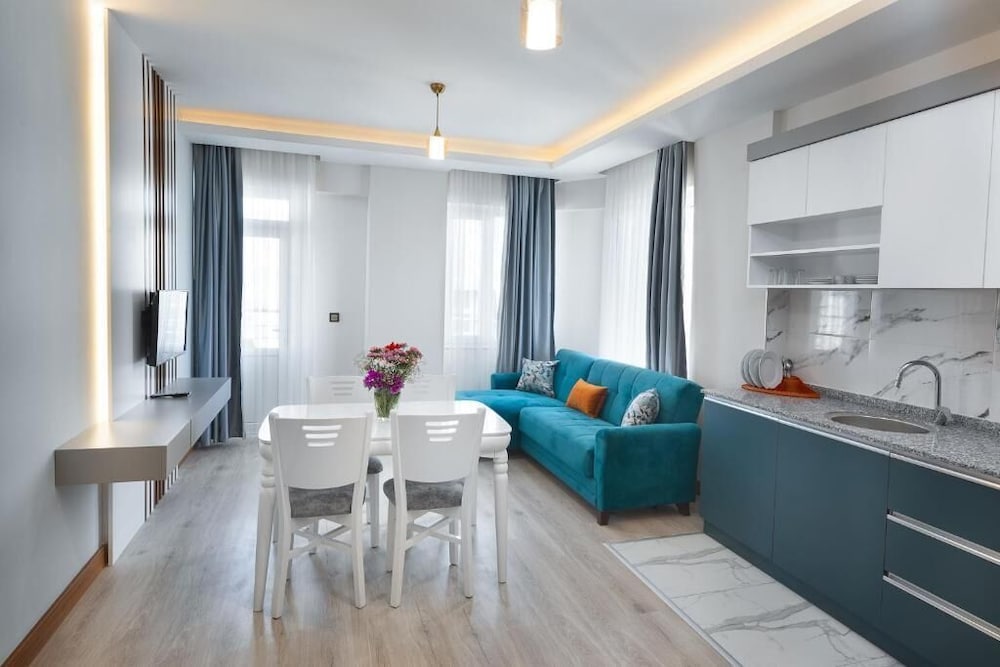 Deluxe Suite, 1 Bedroom, Partial Sea View thumbnail 6
