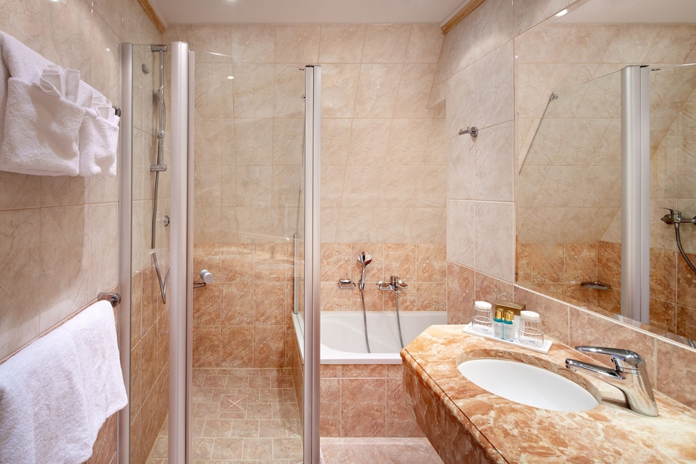 Junior Suite, Lake View (Open Gallery) - Photo 5