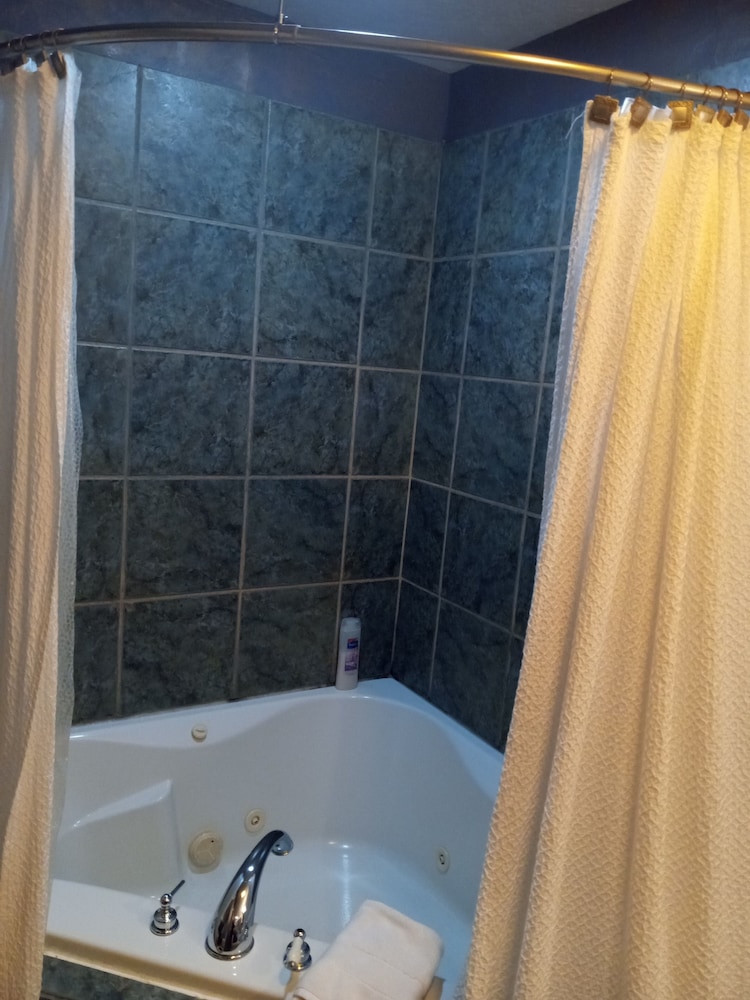 Deluxe Room, 1 Queen Bed, Jetted Tub, Ground Floor photo 3