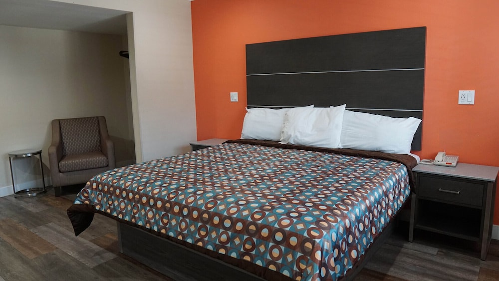Standard Room, 1 King Bed, Non Smoking - Photo 3