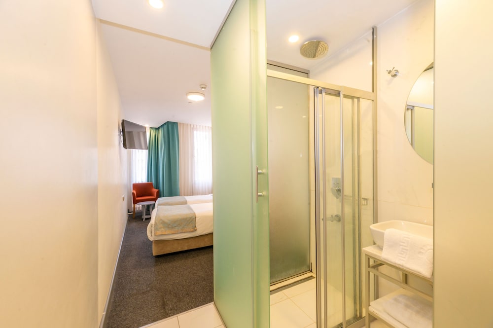 Standard Double or Twin Room photo 1