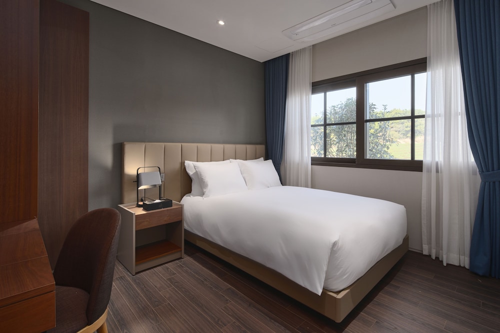 [Breakfast PKG] Deluxe Suite + Breakfast for 2 + 2 Park Ticket (During One Stay) - Photo 1