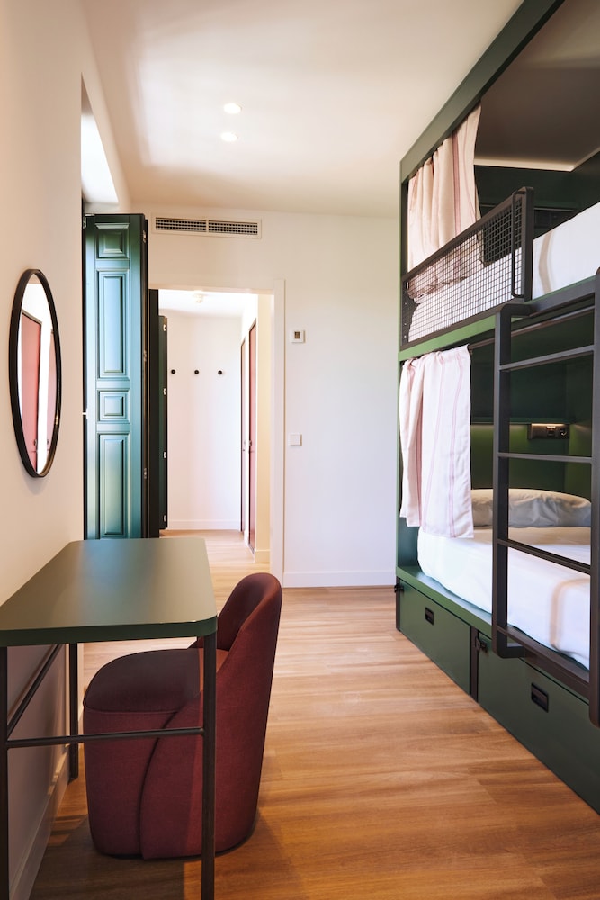 4 -Bed Mixed Dorm photo 3