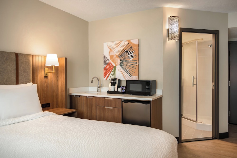 Suite, 1 Queen Bed - Photo 2