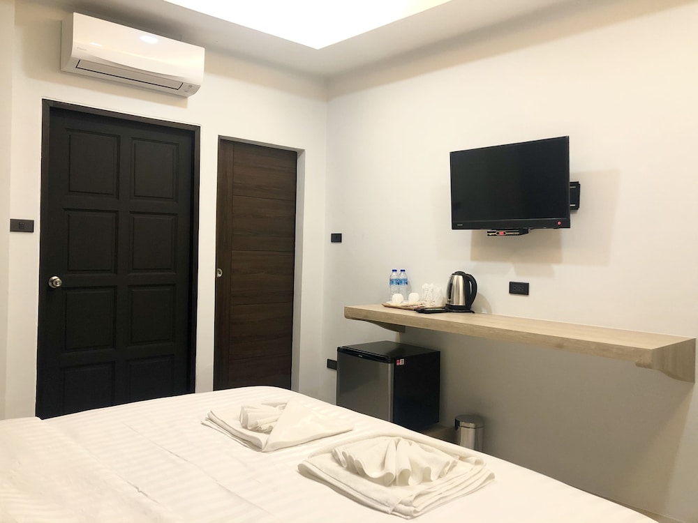 Deluxe Room with Balcony - Photo 1