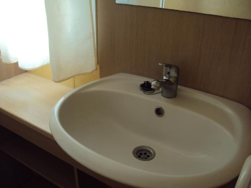 Mobile Home, 2 Bedrooms - Photo 4