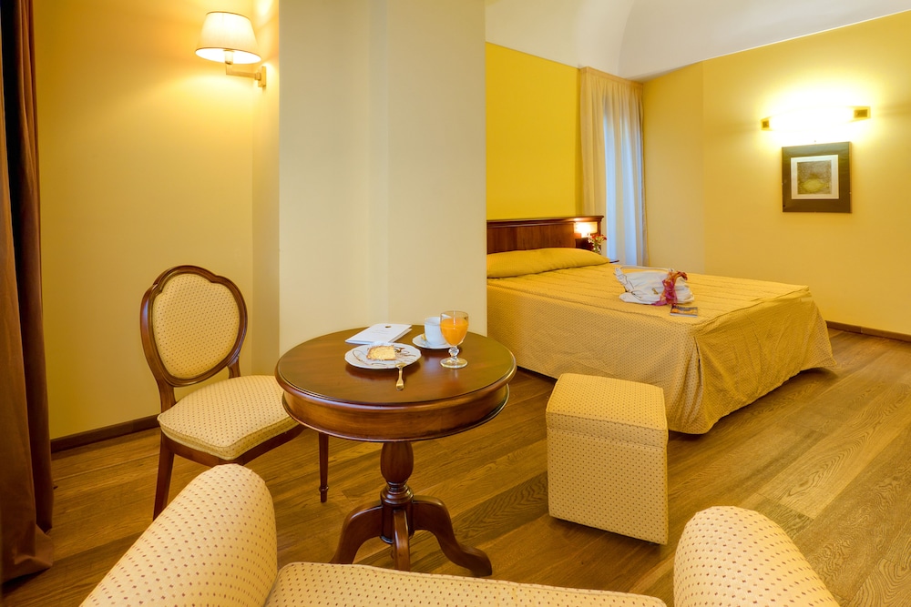 Junior Triple Room, 1 Queen Bed with Sofa bed, Private Bathroom - Photo 3
