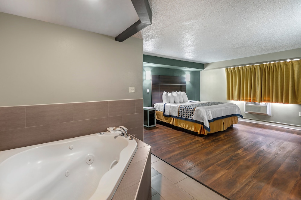 Deluxe Room, 1 King Bed, Smoking, Jetted Tub