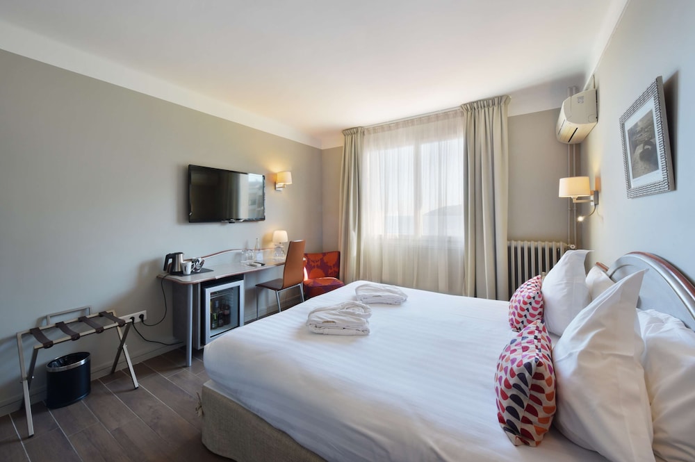 Superior Room, 1 King Bed, Non Smoking (Twin bed on request) - Photo 3