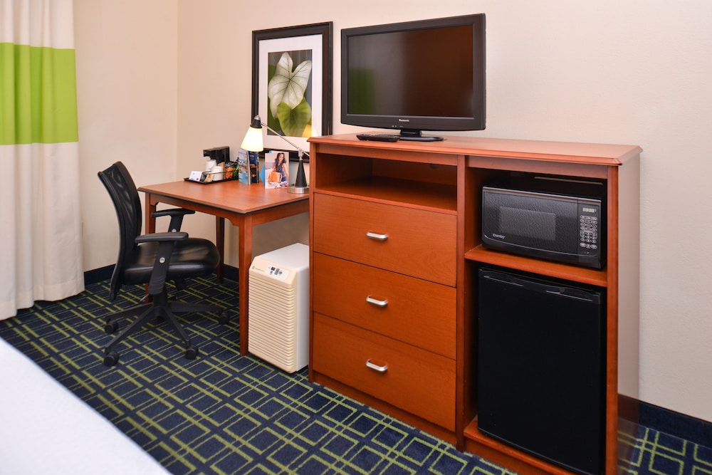 Room, 1 King Bed (Mobility/Hearing Access, Roll-In Shwr) photo 1