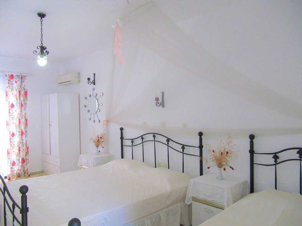 Classic Triple Room, 1 Bedroom, Balcony, Mountain View photo 1
