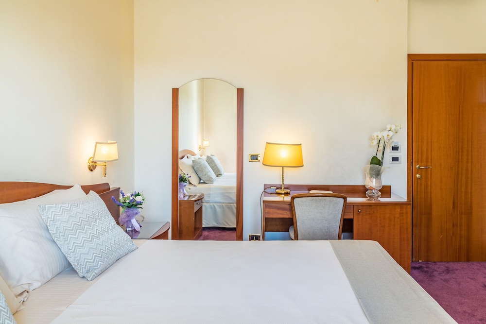 Classic Double or Twin Room photo 3