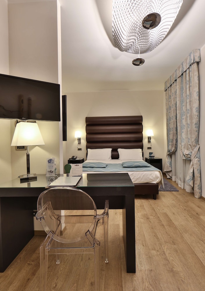 Classic Room, Multiple Beds - Photo 25