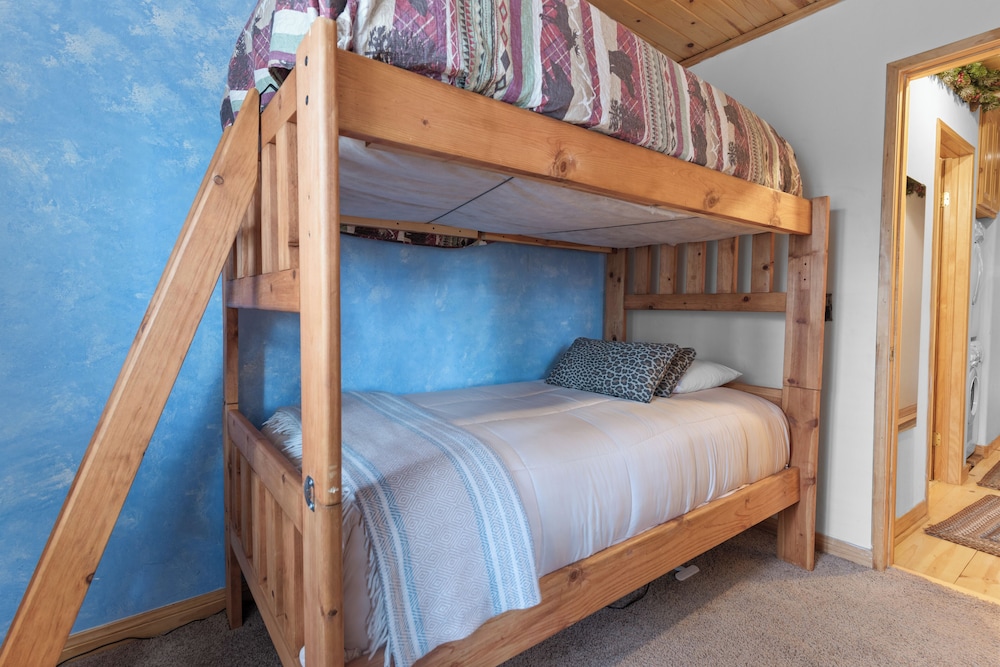 Cabin, Multiple Beds, Hot Tub, Mountain View