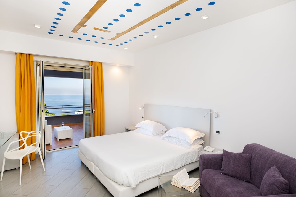 Superior Triple Room, Balcony, Sea View photo 1