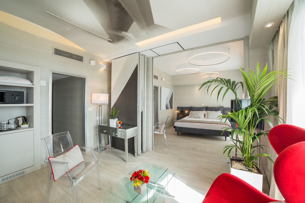 Deluxe Suite with Corner Balcony and Lycabettus Hill View photo 1