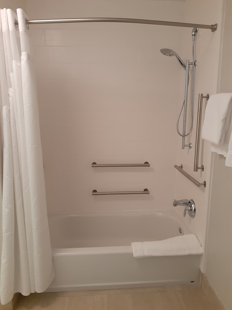 Suite, 1 King Bed, Accessible Bathtub (Communications) photo 3