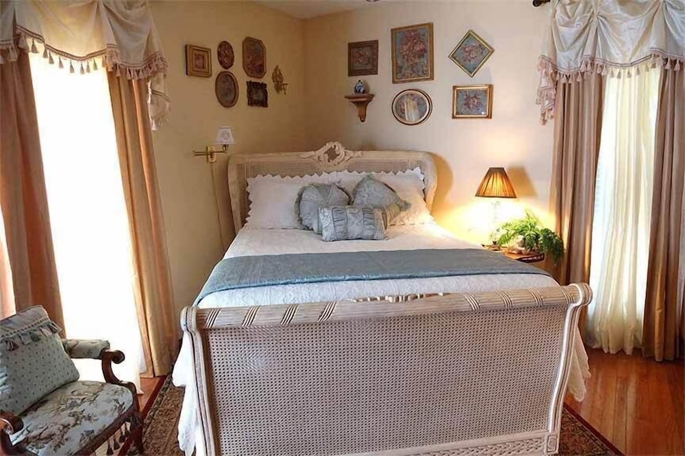 Standard Room, 1 Queen Bed, Non Smoking (The Wilde Room)
