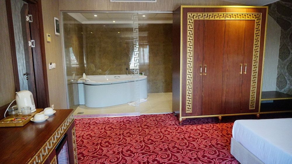 Basic Suite, Hot Tub photo 3