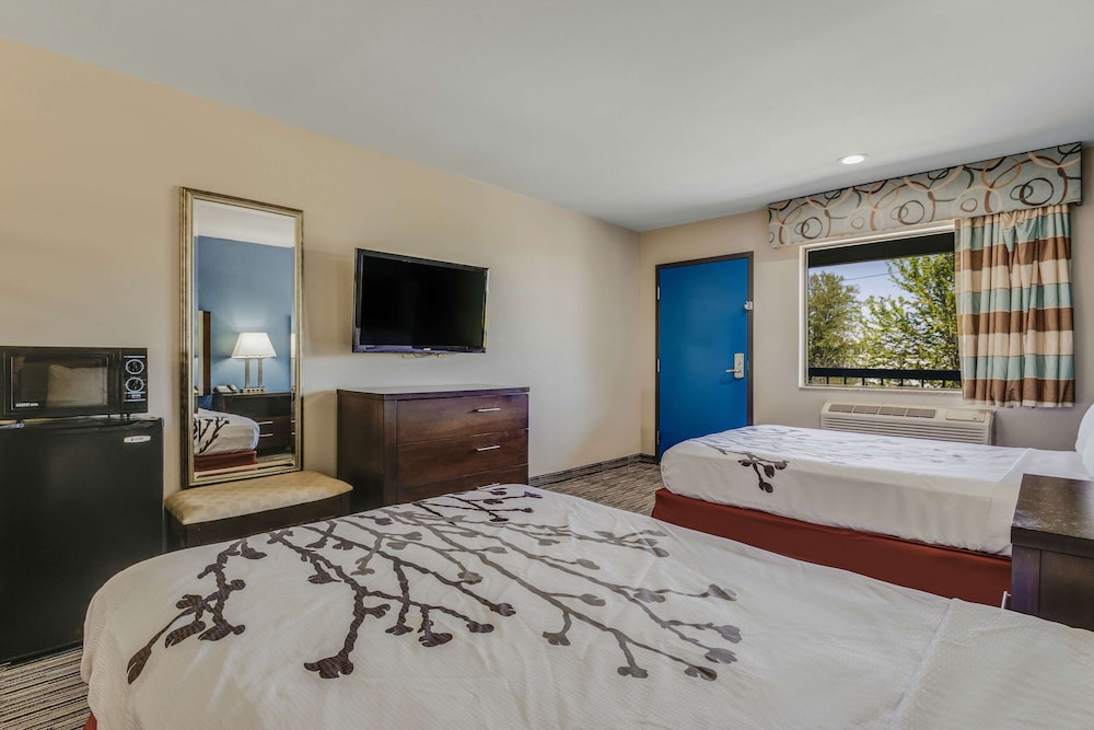 Standard Room, 2 Double Beds, Smoking - Photo 5