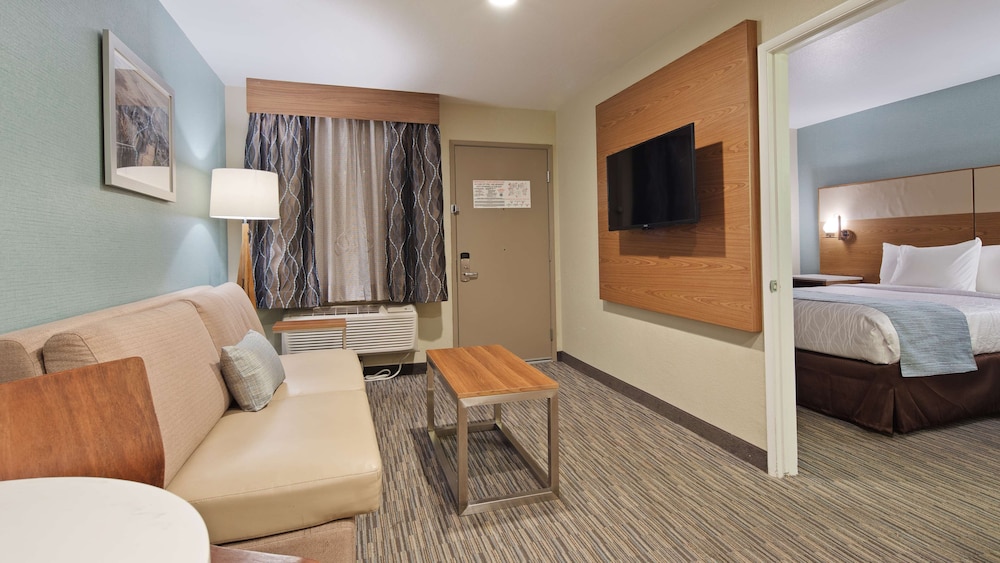 Suite, Multiple Beds, Non Smoking, Kitchen (1st Floor;Pet Friendly;Freeway Side) photo 3