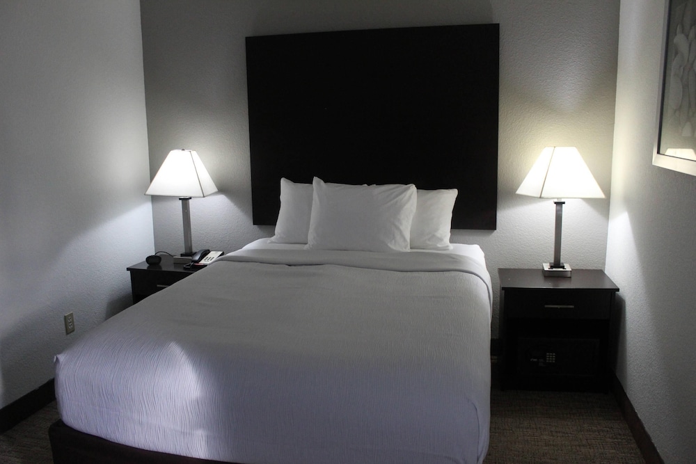 Suite, 1 Queen Bed with Sofa bed, Non Smoking, Kitchenette photo 1