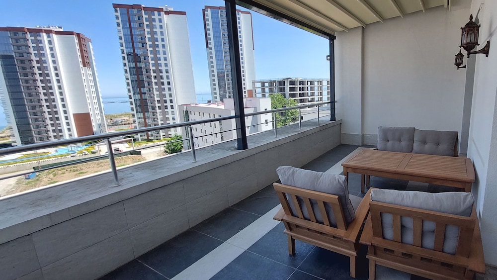 Suite, 1 Queen Bed, Smoking (Top Floor) - Photo 5