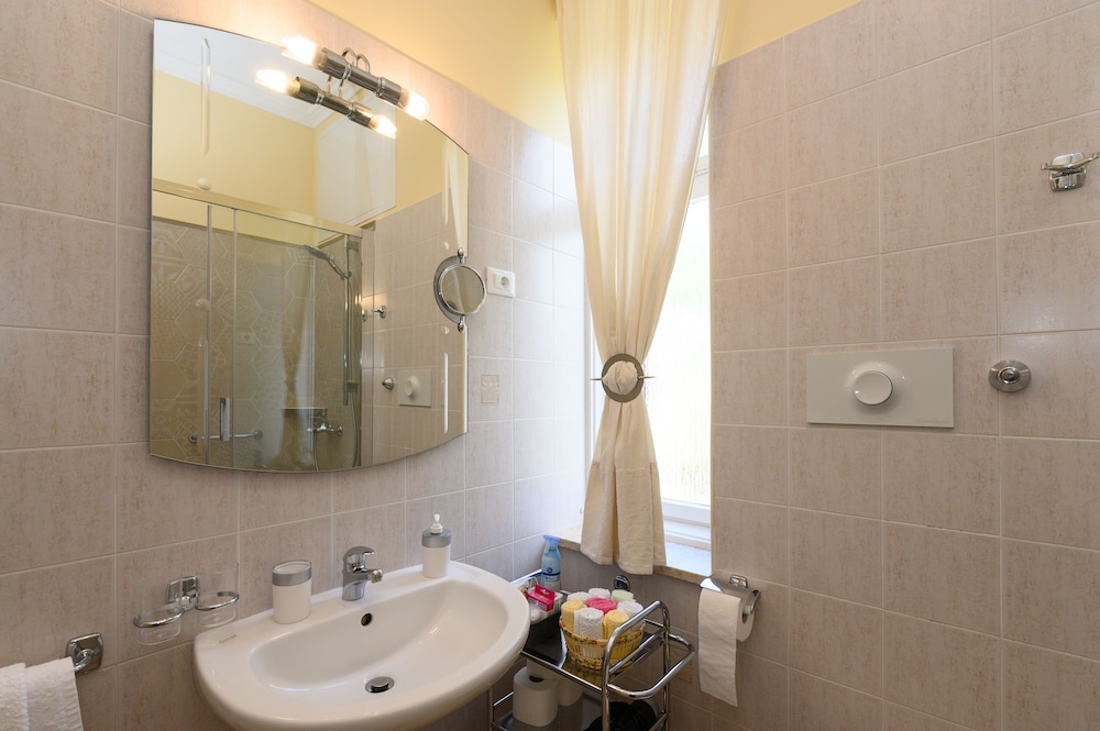 One - Bedroom Apartment with Park View photo 2