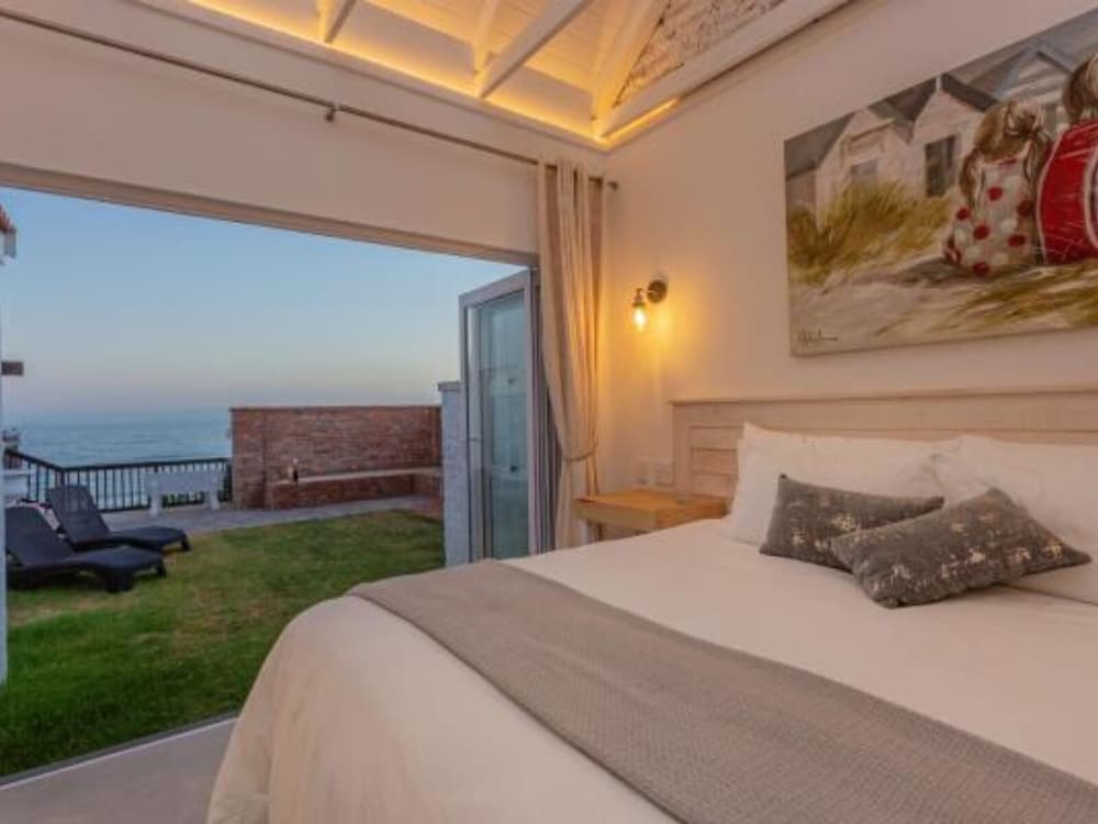 Deluxe Double Room, 1 King Bed, Partial Ocean View photo 2