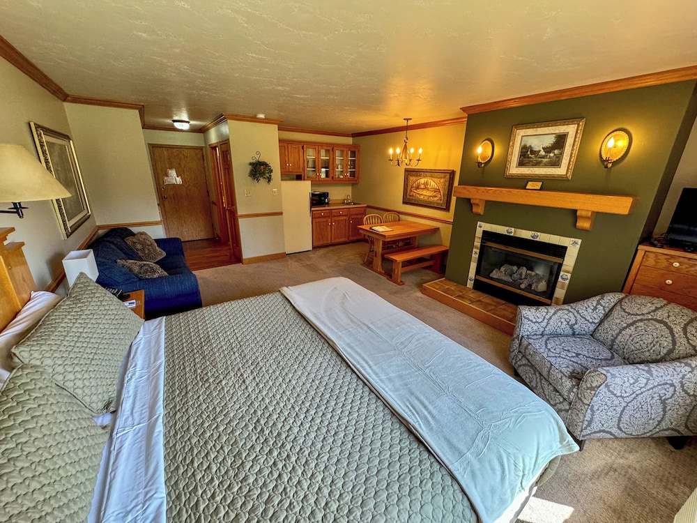 Room, 1 King Bed with Sofa bed (Courtyard) photo 1