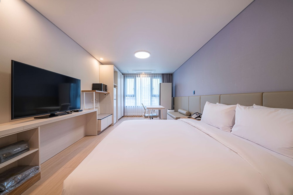 Deluxe Room, 1 Double Bed, Non Smoking, Refrigerator & Microwave - Photo 15
