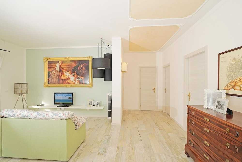 Apartment photo 2