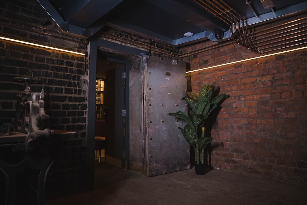 Economy Double Room, No Windows (The Bank Vault) - Photo 4