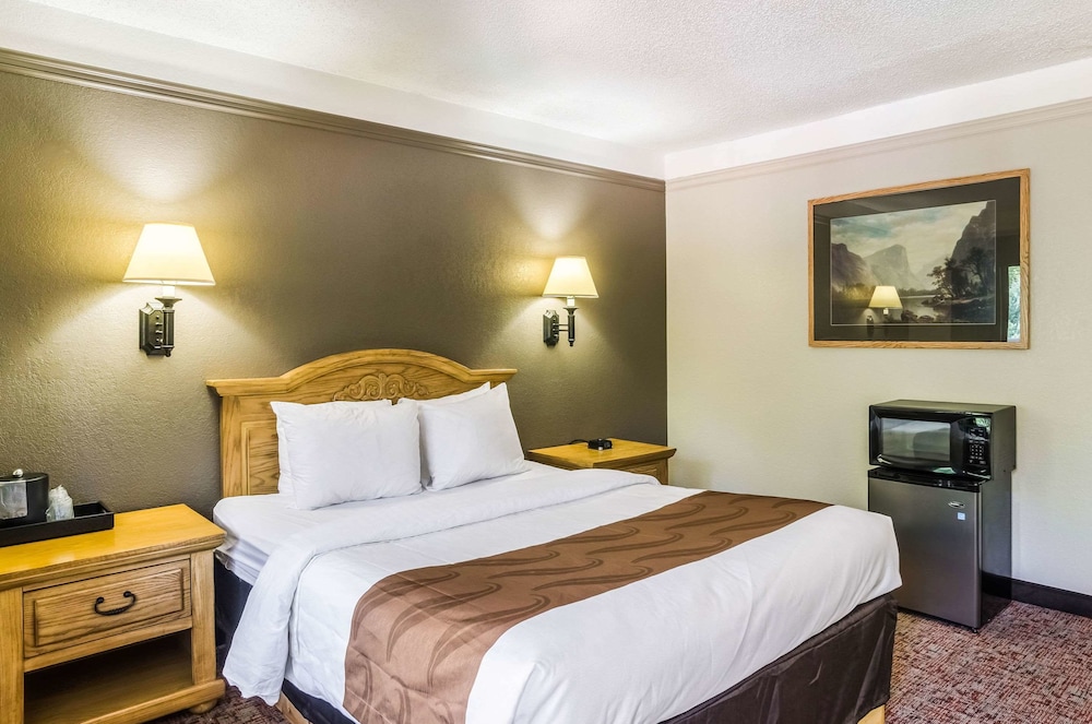 Standard Room, 1 Queen Bed, Non Smoking - Photo 5