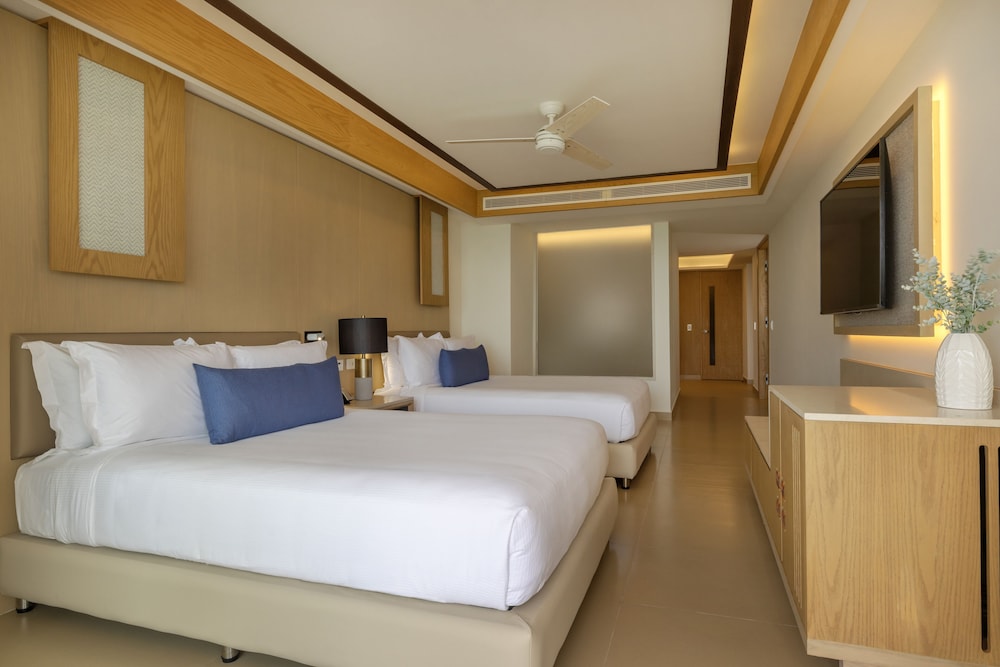 Luxury Sky Chairman Suite Two Bedroom Ocean Front Diamond Club - Photo 11