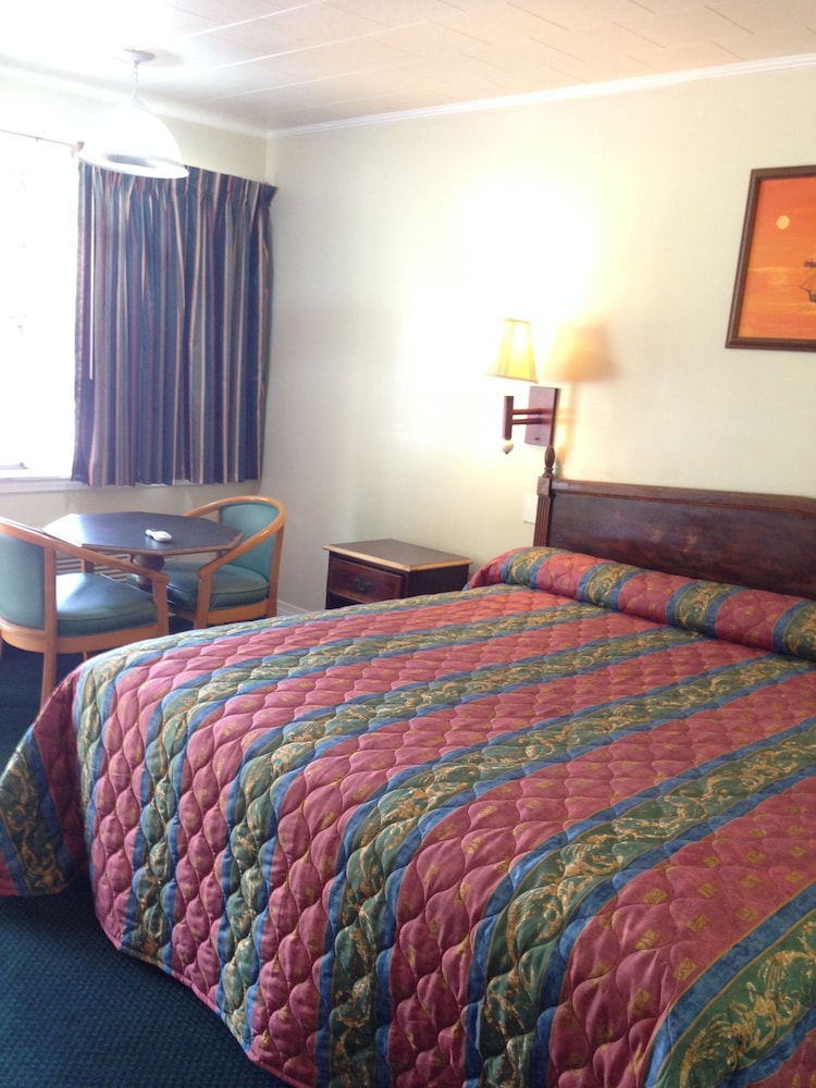 Standard Room, 1 King Bed, Smoking photo 3