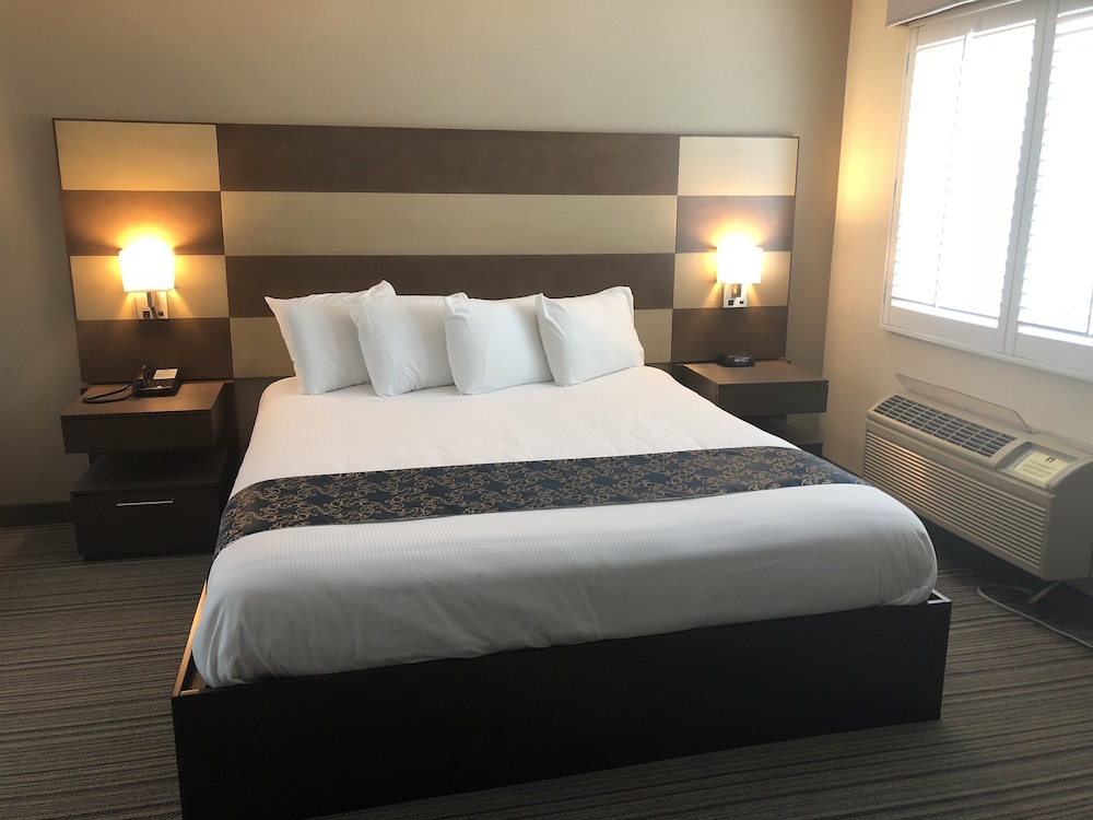 Suite, 1 King Bed, Non Smoking photo 2
