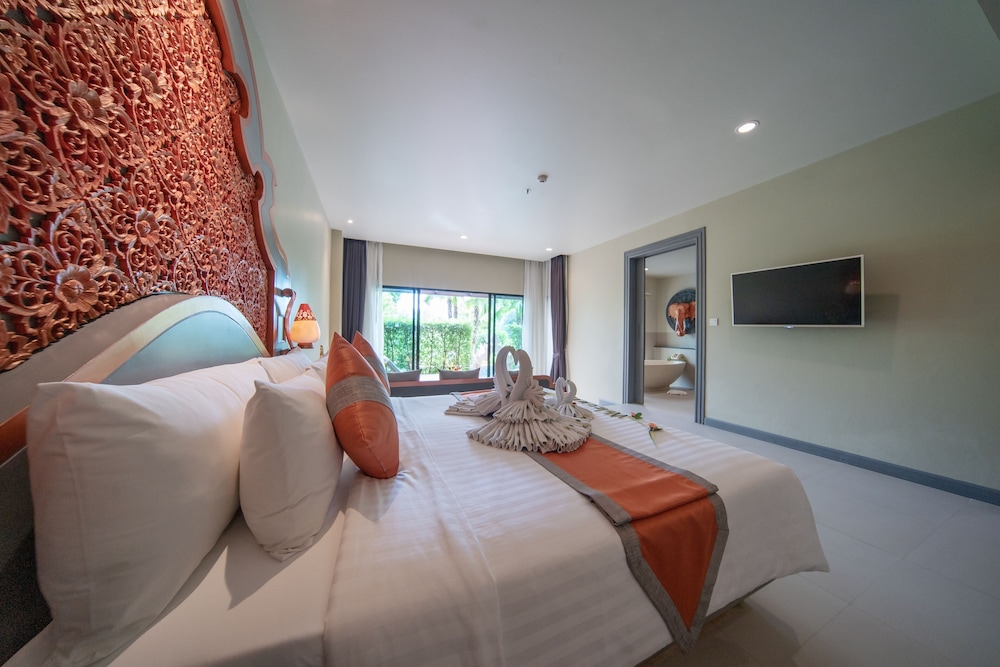 Deluxe Room with Pool Access photo 2