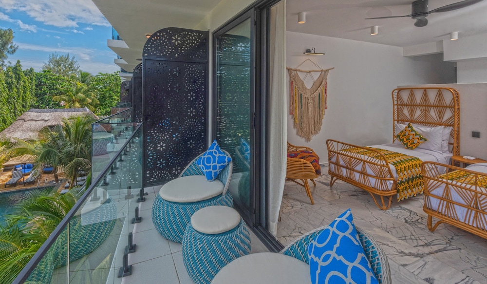 Z2 Hotel Twin Room with Pool View 2nd Floor