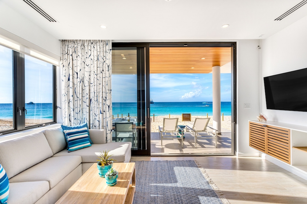 Luxury Condo, 1 Bedroom, Hot Tub, Beachfront