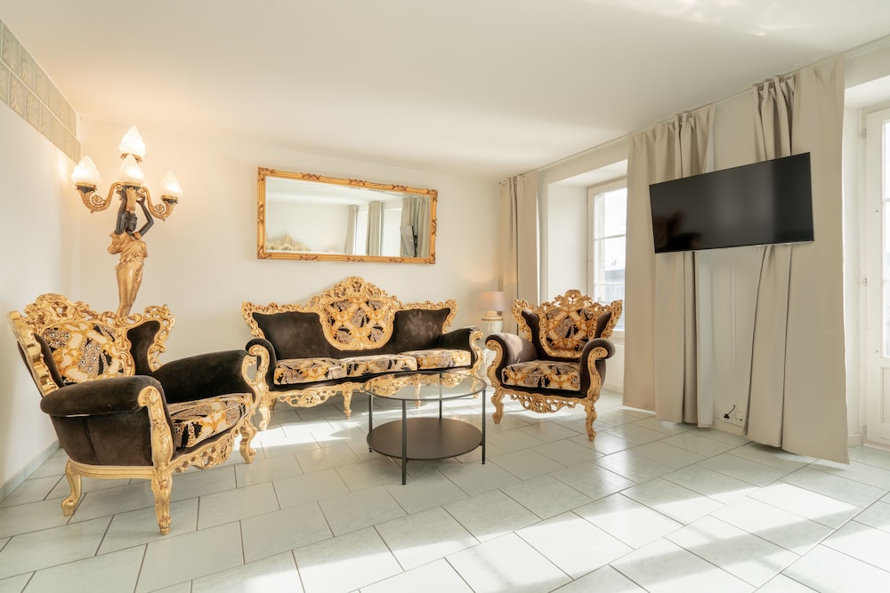 Honeymoon Suite - Photo 22