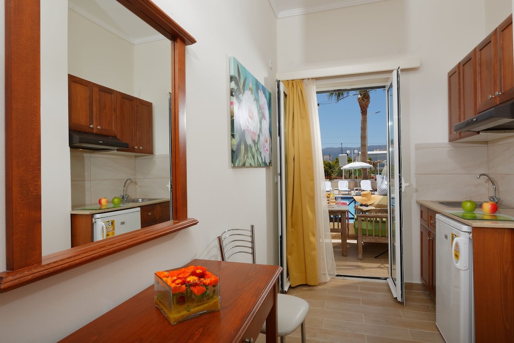 Superior Apartment, Pool View (Family room) photo 2
