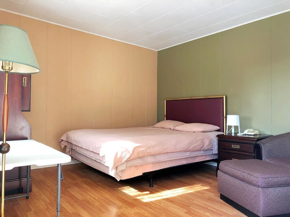 Basic Room, 1 Queen Bed photo 3