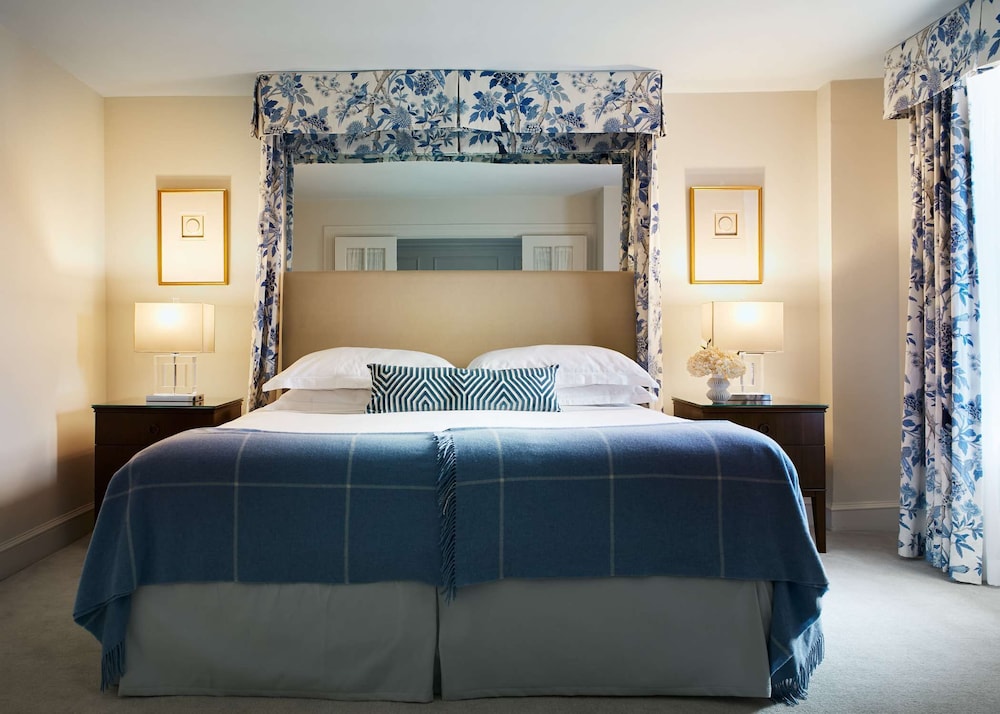 Suite, 1 King Bed with Sofa bed (King or Queen Bed) thumbnail 5