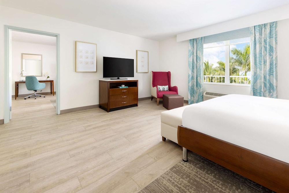 Suite, 1 King Bed, Non Smoking photo 2