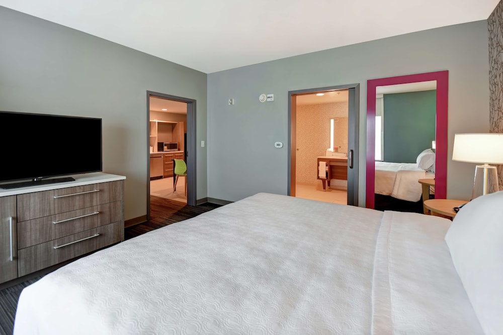 Suite, 1 King Bed, Accessible (Mobility & Hearing, Roll-in Shower) - Photo 2